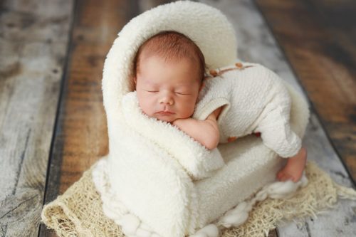 Noworodek w naturalnej stylizacji – fotografia noworodkowa Wyszków