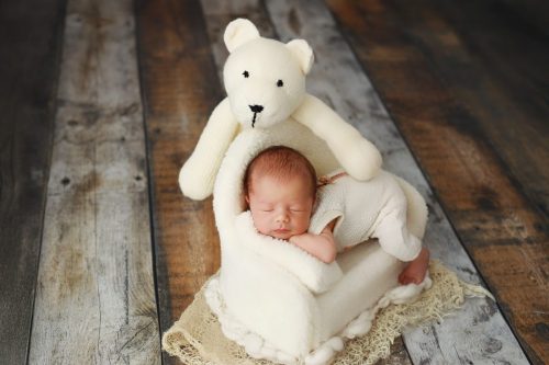 Noworodek w naturalnej stylizacji – fotografia noworodkowa Wyszków
