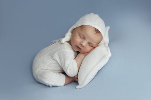 Spokojny noworodek podczas snu – sesja noworodkowa Wyszków