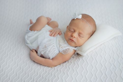 Spokojny noworodek podczas snu – sesja noworodkowa Wyszków