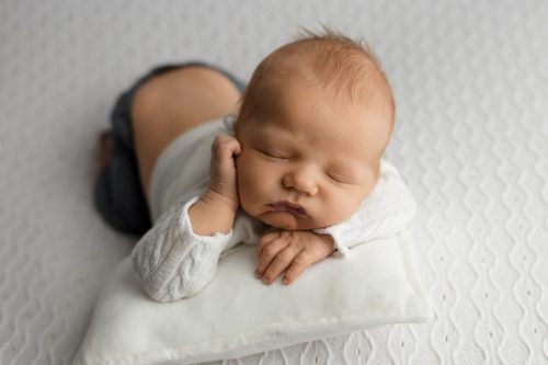 Spokojny noworodek podczas snu – sesja noworodkowa Wyszków