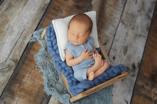 Spokojny noworodek podczas snu – sesja noworodkowa Wyszków