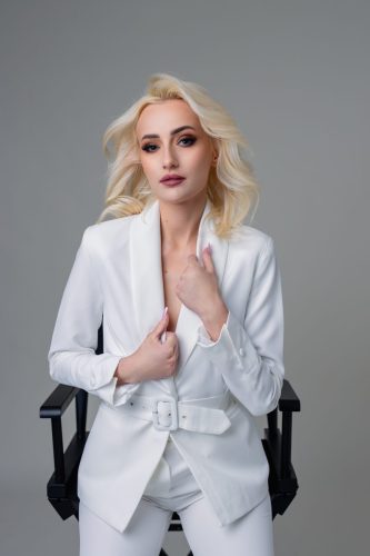 Sesja kobieca w Wyszkowie – elegancki kobiecy portret