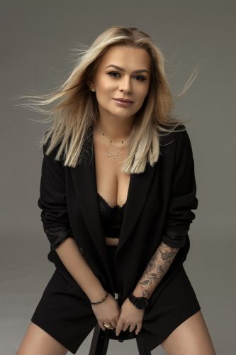 Kobiece zdjęcia Wyszków – klasyczny portret studyjny