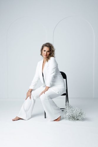 Sesja kobieca Wyszków – portret w stonowanej kolorystyce