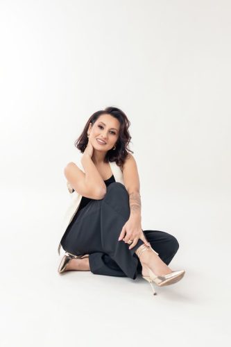 Sesja kobieca Wyszków – portret w stonowanej kolorystyce