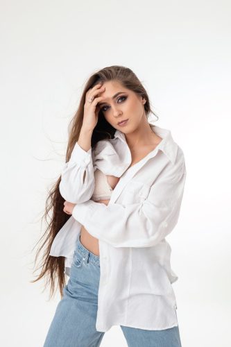 Sesja kobieca Wyszków – portret w stonowanej kolorystyce