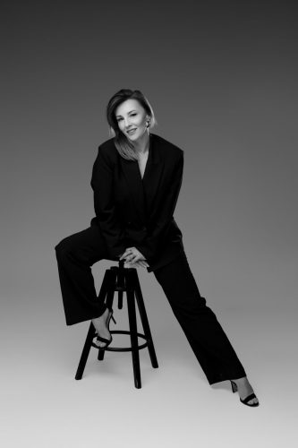 Sesja kobieca Wyszków – portret w stonowanej kolorystyce