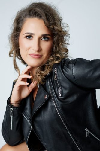 Sesja kobieca Wyszków – klimatyczny portret studyjny