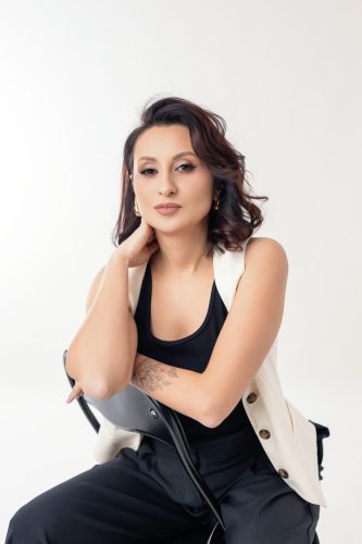 Sesja kobieca Wyszków – klimatyczny portret studyjny