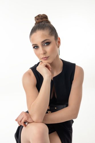 Sesja kobieca Wyszków – klimatyczny portret studyjny