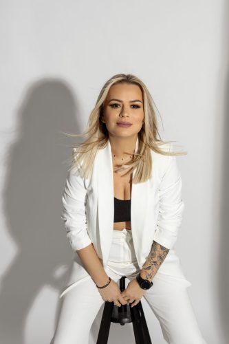 Sesja kobieca Wyszków – klimatyczny portret studyjny