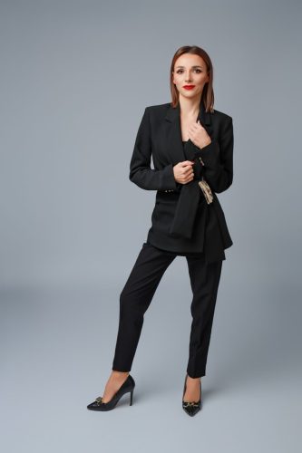 Agentka nieruchomości w eleganckiej stylizacji – sesja biznesowa Wyszków