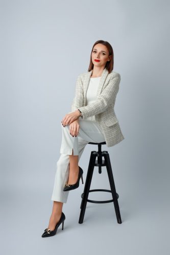 Agentka nieruchomości w eleganckiej stylizacji – sesja biznesowa Wyszków