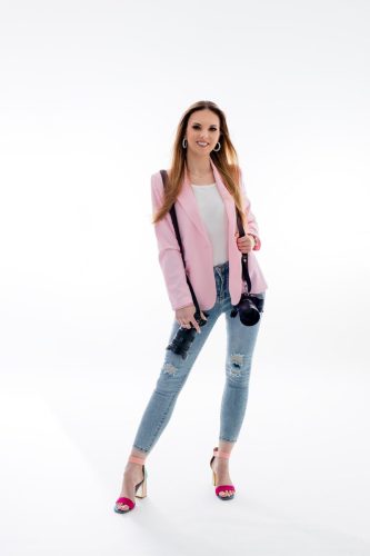 Kobieta w minimalistycznej stylizacji – sesja biznesowa Wyszków