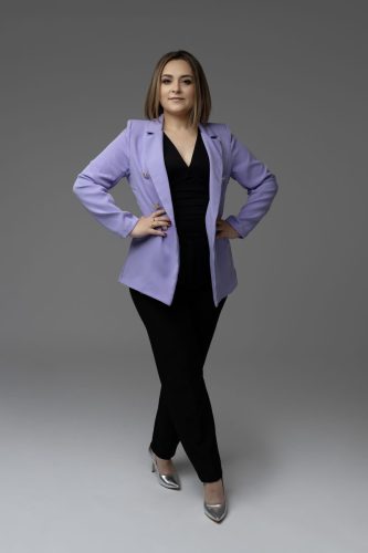 Kobieta w garniturze biznesowym – sesja biznesowa Wyszków