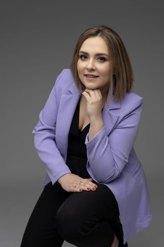 Kobieta w garniturze biznesowym – sesja biznesowa Wyszków