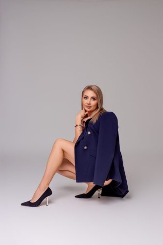 Kosmetyczka uśmiechnięta w studio – sesja biznesowa Wyszków