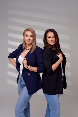 Kosmetyczka uśmiechnięta w studio – sesja biznesowa Wyszków