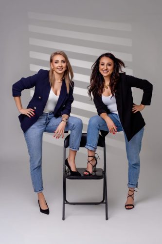 Kosmetyczka uśmiechnięta w studio – sesja biznesowa Wyszków