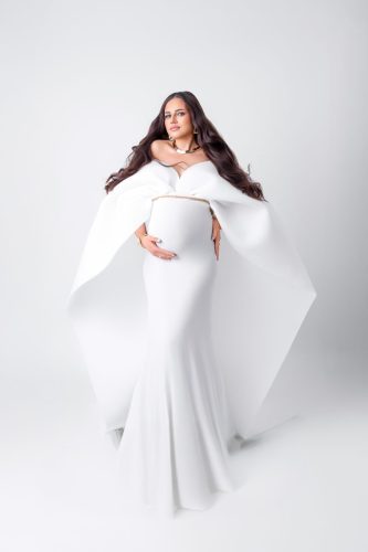 Kobieta w ciąży w białej sukni – sesja ciążowa Wyszków