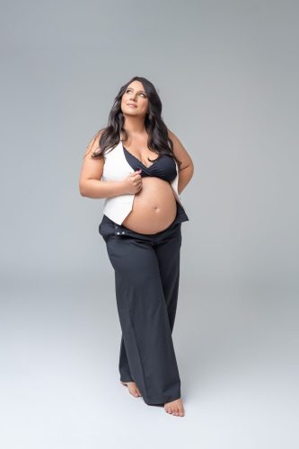 Kobieta w ciąży w spodniach– sesja ciążowa Wyszków