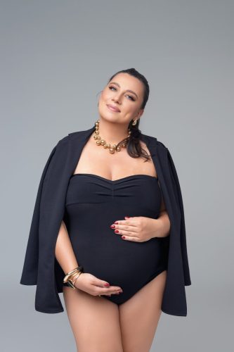 Kobieta w ciąży w czarnym body– sesja ciążowa Wyszków