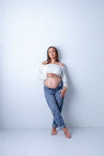 Kobieta w ciąży w dżinsach– sesja ciążowa Wyszków
