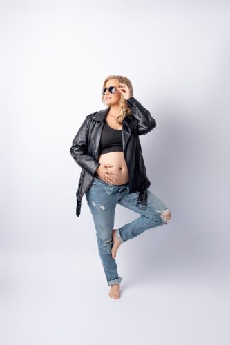 Kobieta w ciąży w dżinsach– sesja ciążowa Wyszków