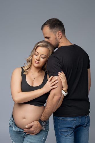 Para przytulająca się w ciąży – sesja ciążowa Wyszków