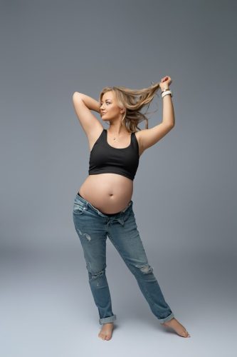 Kobieta w ciąży w dżinsach– sesja ciążowa Wyszków