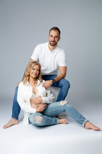 Para przytulająca się w ciąży – sesja ciążowa Wyszków