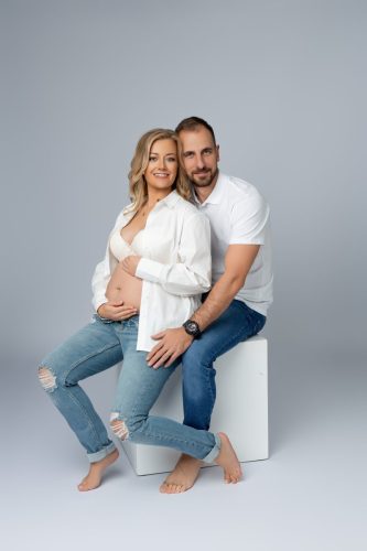 Para przytulająca się w ciąży – sesja ciążowa Wyszków