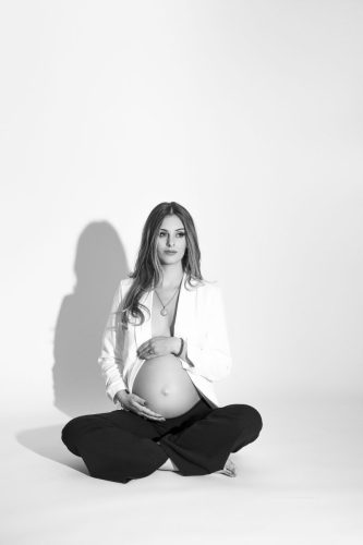 Kobieta w ciąży stojąca w studio – fotografia ciążowa Wyszków