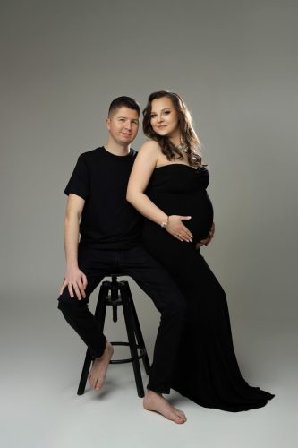 Para przytulająca się w ciąży – sesja ciążowa Wyszków
