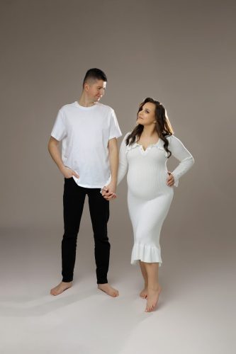 Para przytulająca się w ciąży – sesja ciążowa Wyszków