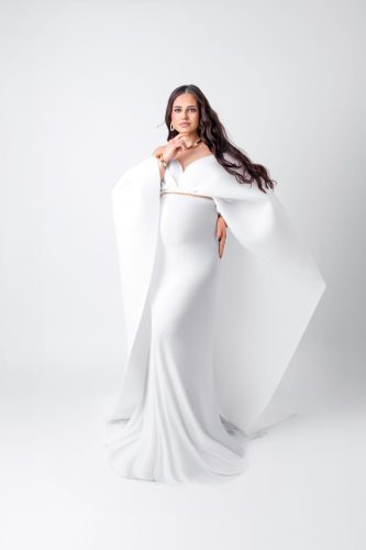 Kobieta w ciąży w białej sukni – sesja ciążowa Wyszków