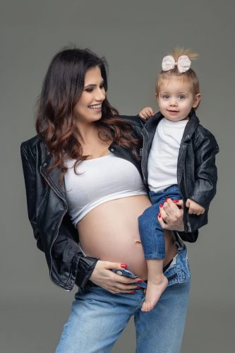 Rodzinna sesja ciążowa w studio w Wyszków