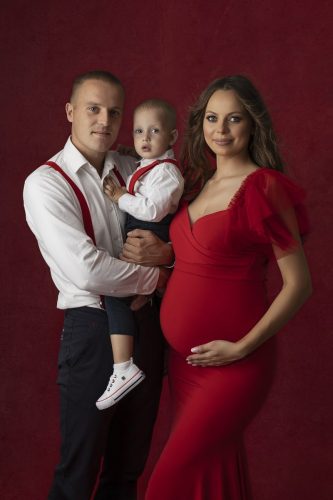 Para przytulająca się w ciąży – sesja ciążowa Wyszków