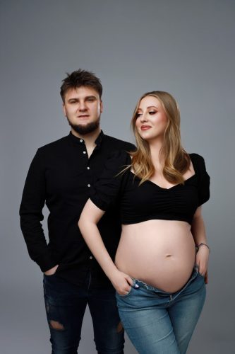 Para przytulająca się w ciąży – sesja ciążowa Wyszków