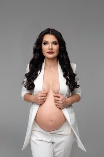 Kobieta w ciąży w białym garniturze– sesja ciążowa Wyszków