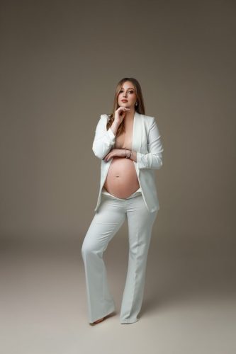 Kobieta w ciąży w białym garniturze– sesja ciążowa Wyszków