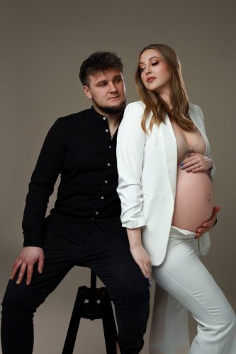 Para przytulająca się w ciąży – sesja ciążowa Wyszków
