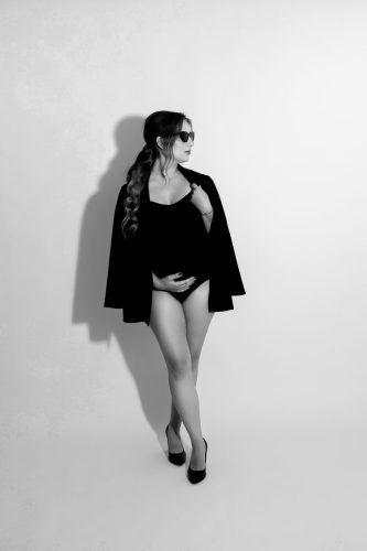 Kobieta w ciąży w czarnym body – sesja ciążowa Wyszków