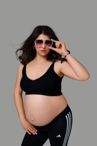 Kobieta w ciąży w sportowej stylizacji – sesja ciążowa Wyszków