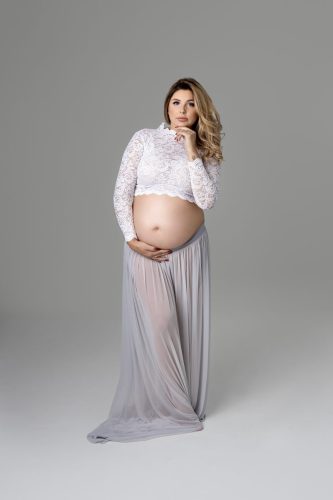 Kobieta w delikatnej stylizacji – sesja ciążowa Wyszków