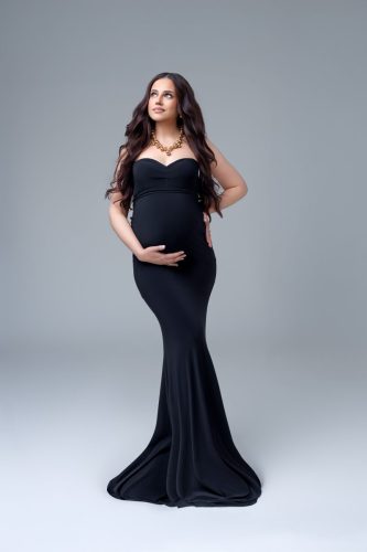 Kobieta w ciąży w czarnej sukni – sesja ciążowa Wyszków