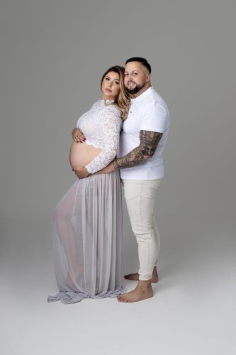 Kobieta w delikatnej stylizacji – sesja ciążowa Wyszków