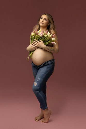 Kobieta w ciąży z kwiatami– sesja ciążowa Wyszków