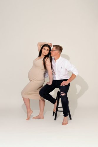 Para przytulająca się w ciąży – sesja ciążowa Wyszków